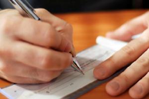 Tentano di incassare assegni falsi alle Poste: arrestati due uomini a Bologna