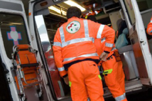 Donna trovata morta in strada a Reno Barca: indagini in corso