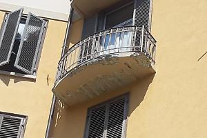 Incubo in un condominio di Via Pasubio: donna getta dal balcone urina, feci, assorbenti e spazzatura