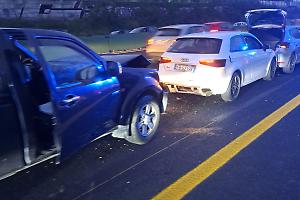 Si ubriaca alla festa della birra e provoca un tamponamento a catena