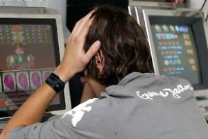 Lotta alla ludopatia: a Bologna chiuse 50 sale slot ma preoccupano il gioco online e i gratta e vinci