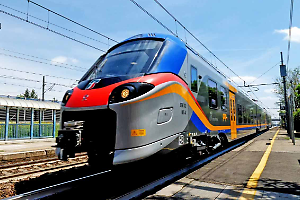 Paura sul treno regionale, uomo aggredisce la capotreno e semina il panico a bordo