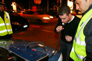 Neopatentato denunciato per guida in stato di ebbrezza: tasso alcolemico quattro volte oltre il limite