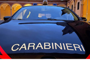 Aggressione a Correggio: insegue e attacca l'ex e il nuovo compagno con coltello e martello