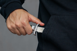 Lite in un bar di Reggio Emilia: 16enne accoltella barista e fugge