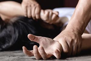 Orrore a Crevalcore: drogata e abusata in casa per anni dal convivente