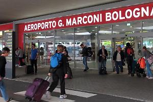 Allarme caro-voli: prezzi esorbitanti per i voli nazionali e internazionali durante le festività