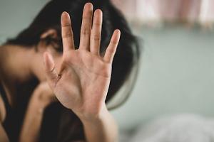 Aggredisce la compagna a bottigliate e la minaccia di morte con un coltello: divieto di avvicinamento per un 20enne di San Lazzaro