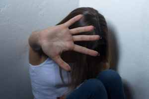 Minorenne denuncia violenza sessuale di gruppo a Lido di Classe: indagini in corso