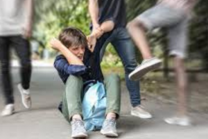 Aggressione nel parco di Correggio: quattro minori denunciati per violenza e furto