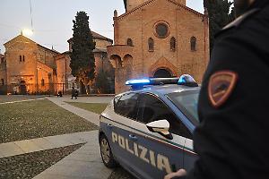 Scontro tra baby gang in via Agucchi: ragazzo aggredito con un machete, subisce l'amputazione di alcune dita