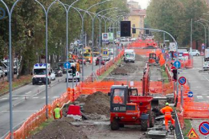 Conclusi i lavori della linea rossa del tram su via Ugo Bassi: da lunedì 14 aprile riapertura a pedoni e biciclette
