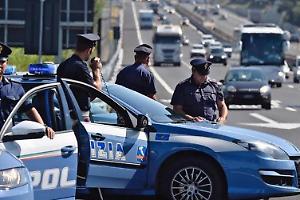 Poliziotti fuori servizio soccorrono studenti di un autobus coinvolti in un incidente sull'A1