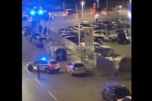 Schianto nella notte a Bologna: auto rubata finisce contro un concessionario Porsche