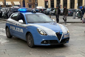 Arrestata 28enne dopo aver aggredito due agenti a Bologna e tentato di sottrarre l'arma di ordinanza