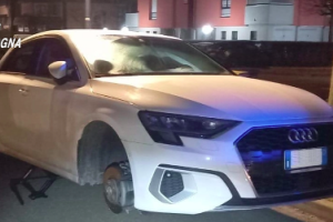 Due diciannovenni arrestati a Calcara per tentato furto di pneumatici: ripresi in video dalla proprietaria dell'auto
