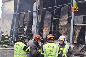 Incendio all'Inalca: indagini in corso sulle cause mentre tiene banco il futuro dei lavoratori