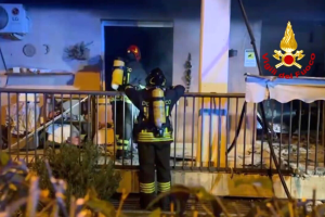 Marito e moglie muoiono nell’incendio di una palazzina, evacuati 42 residenti