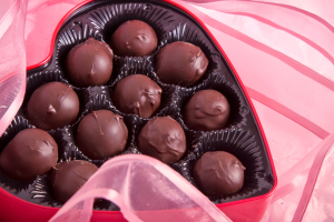 Caro cioccolatini: la crisi climatica fa volare alle stelle il prezzo del cacao