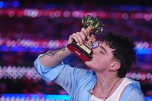 Il trionfo di Olly a Sanremo. Il pubblico fischia, non è d'accordo sulla classifica