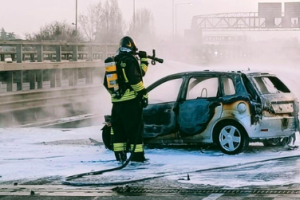 Auto in fiamme all'alba sulla A14: conducente illeso