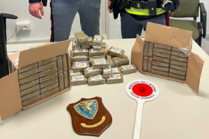 Sfrecciavano in autostrada con 15 kg di droga nel bagagliaio: arrestati due giovani