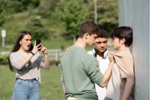 Aggrediscono un coetaneo fuori da scuola: tre giovani denunciati