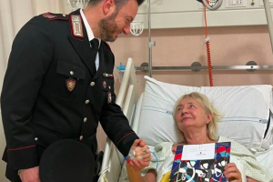 Carabiniere salva anziana colta da malore in un condominio di Bologna