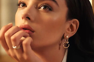 Deva Cassel: "I paragoni con mia mamma Monica Bellucci? Ormai sono abituata"