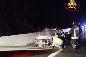 Auto in fiamme sull’A14: traffico bloccato nella notte-FOTO