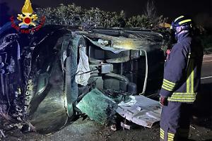 Schianto nella notte a Reggio Emilia: auto distrutta, 50enne incastrata tra le lamiere