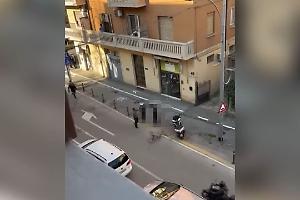 Bologna, caccia al ciclista violento che ha aggredito e trascinato per terra un motociclista
