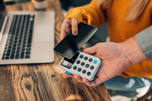 Truffe in aumento con il contactless: i consigli per evitarle