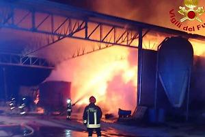 Incendio devasta un’azienda agricola: fienile distrutto dalle fiamme