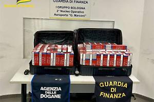 Viaggiava con 30kg di sigarette in valigia: fermato passeggero egiziano al Marconi