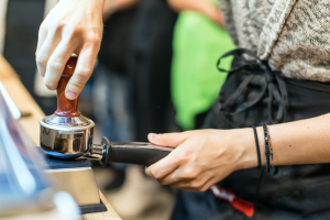 Il caffè subirà degli aumenti di prezzo nel 2025, quanto costerà?