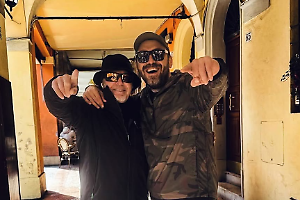 Vasco Rossi e Cesare Cremonini: un abbraccio (da patrimonio dell'Unesco) sotto i portici di Bologna