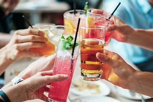 Chi esce a bere stasera? I giovani lo evitano, i Boomers brindano sempre di più