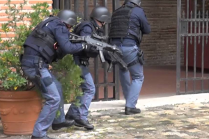 Anziano si barrica in casa con una pistola: quartiere paralizzato per ore