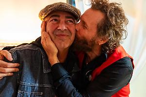 Luca Carboni al backstage del concerto di Jovanotti: "Conosco molto bene quello sguardo"