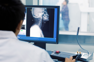 Tecnico radiologo denunciato a Bologna per truffa aggravata e falsa attestazione