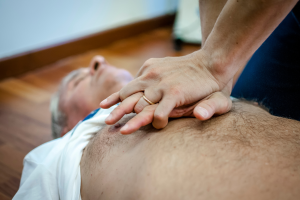 Sasso Marconi: al primo giorno in azienda salva il collega con un massaggio cardiaco