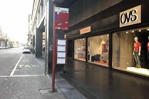 Ruba all'Ovs e picchia la guardia: subito arrestato e... subito liberato!