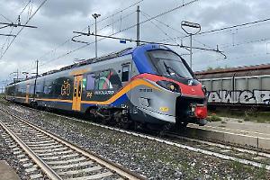 Caos alla stazione di Pianoro Nuovo: 30enne nigeriana blocca due treni e aggredisce una carabiniera