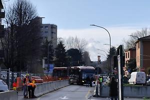 Un doppio-bus blocca via Bentini