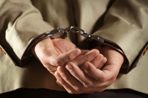 Armi, droga e 13.800 euro in casa. Arrestato pregiudicato italiano di 43 anni