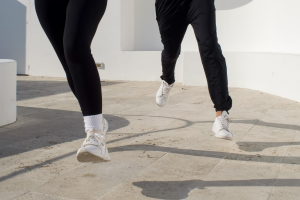 Gli ruba il cellulare dalle mani e scappa ma il ladro non aveva fatto i conti con l’autista e una guida turistica