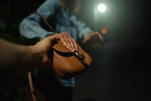 Ladro seriale di borse arrestato a Bologna: l'ultimo colpo messo a segno in un parcheggio prima dell'arresto