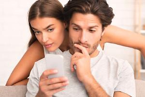 Leggere di nascosto le chat del partner su WhatsApp può costare caro: cosa dice la legge