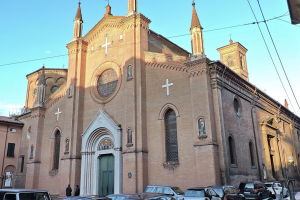 Calcinacci cadono dalla chiesa di San Martino: area transennata, ma i pedoni ignorano il divieto